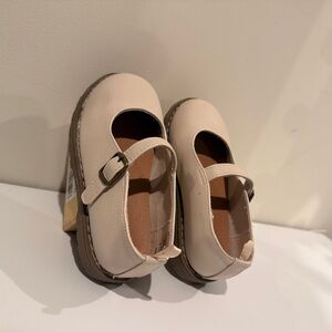 Old Navy Toddler Mary Jane Shoes Size 8 Beige Chunky Sole